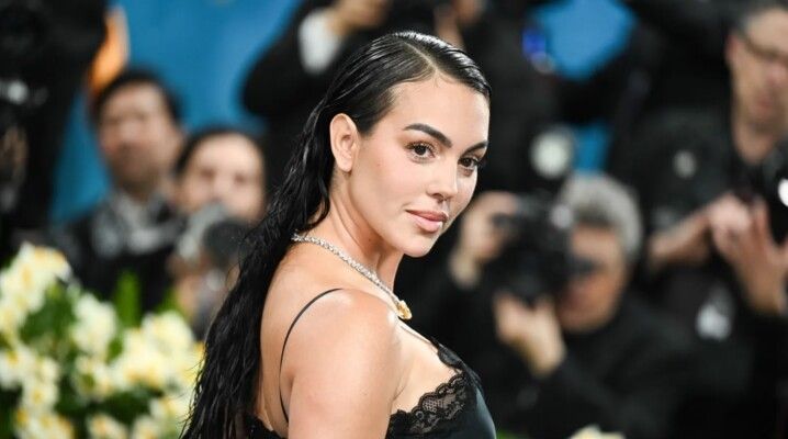 جورجينا رودريغيز تستوحي إطلالتها من الأميرة ديانا في أولى إطلالاتها في حفل الـ MET Gala