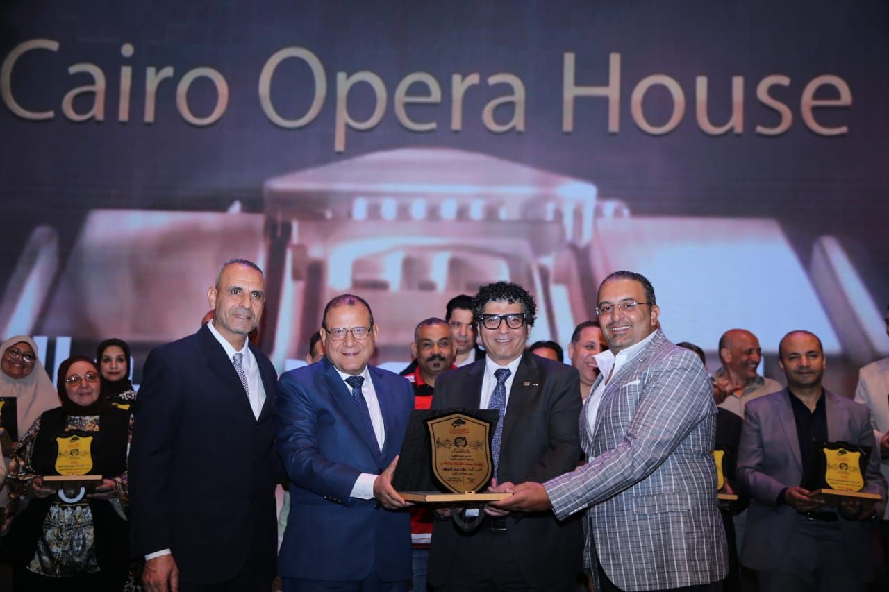 رئيس الأوبرا يكرم عددًا من الفنانين والإداريين بمناسبة عيد العمال