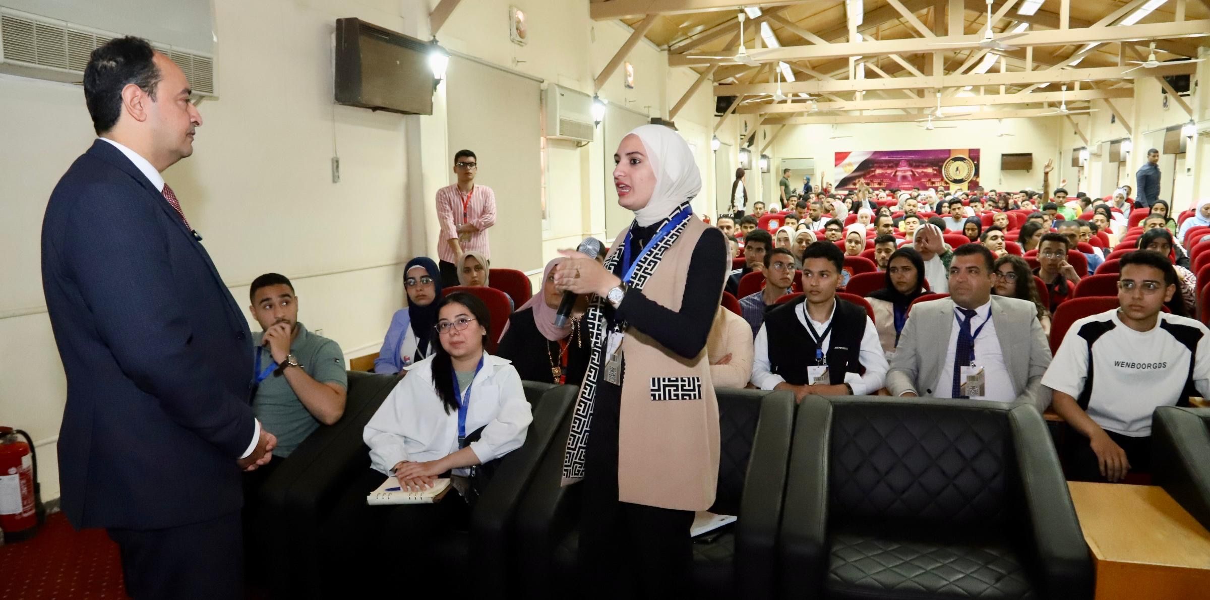مدير صندوق مكافحة الإدمان يحاور طلاب الجامعات حول الاستراتيجية الوطنية لمكافحة المخدرات