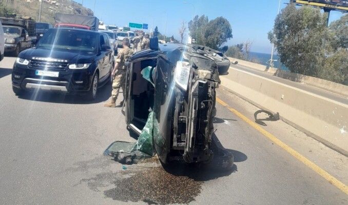 اصطدام مركبة بالفاصل الوسطي وانقلابها على أوتوستراد السعديات باتجاه بيروت