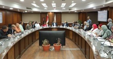 محافظ الجيزة يلتقى عددا من المواطنين للاستماع إلى شكاواهم وبحث سبل حلها