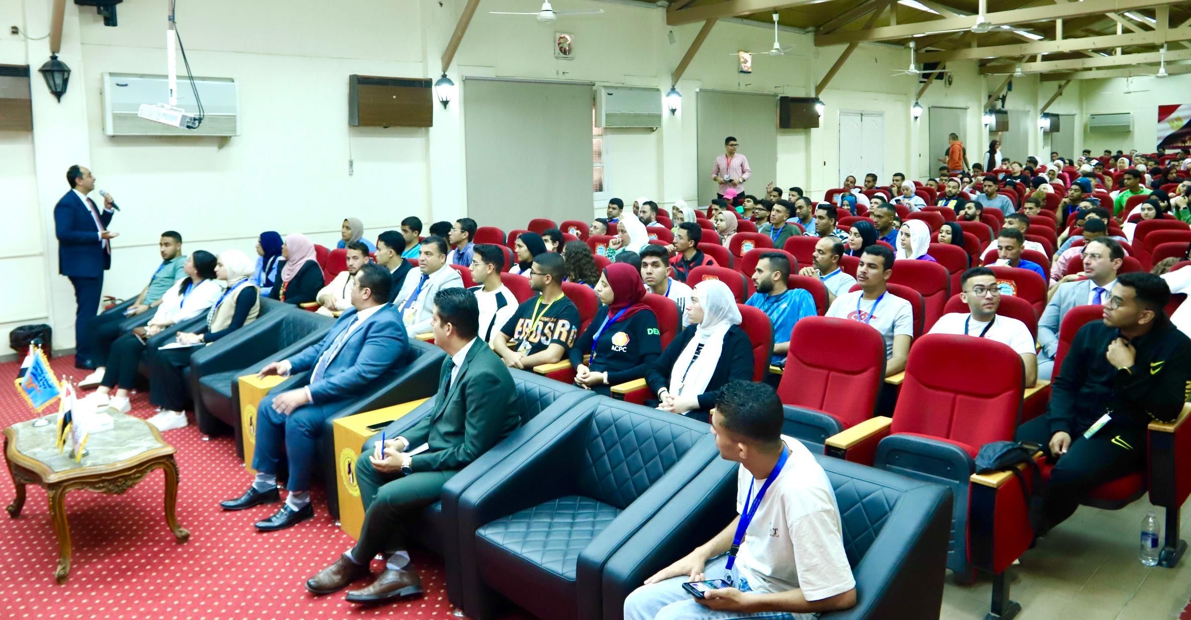 مدير صندوق مكافحة الإدمان يحاور طلاب الجامعات حول الاستراتيجية الوطنية لمكافحة المخدرات