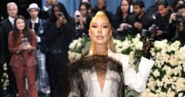 الأمريكية آمون ستار تزين حفل ميت جالا 2025 بفستان أبيض × أسود
