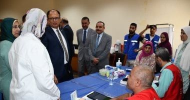 رئيس جامعة حلوان يتفقد المبادرات الطبية للكشف المبكر عن الأورام والأمراض المزمنة