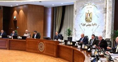 وزير التعليم العالى يستعرض تقريرا بعنوان "جيل جديد من الجامعات المصرية المتخصصة"