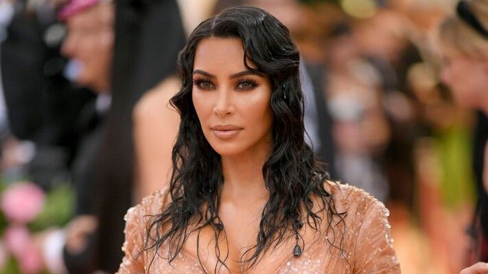 كيم كارداشيان تألقت بإطلالتها من الجلد الأسود الراقي في الـ Met Gala