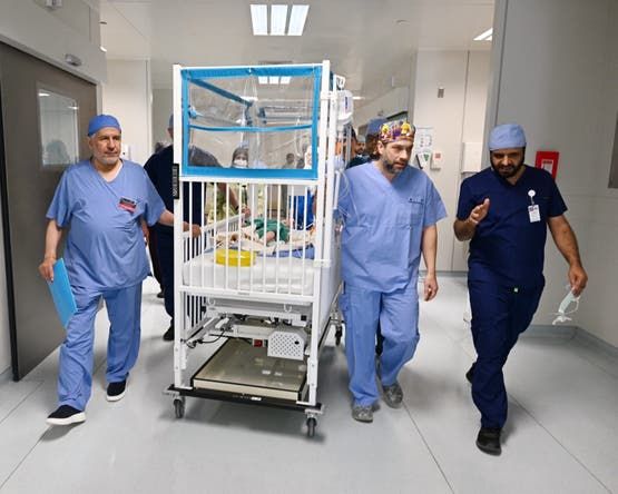 الخليج اليوم .. البدء في عملية فصل التوأم الطفيلي المصري التي تستغرق 11 ساعة