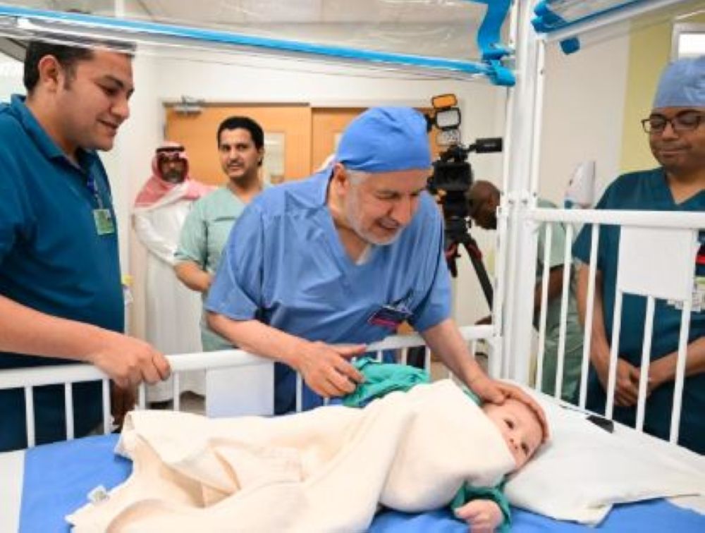 صور| بدء عملية فصل التوأم الطفيلي المصري محمد عبدالرحمن جمعة