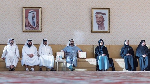 محمد بن راشد يستقبل مجموعة من المسؤولين والأعيان ورجال الأعمال الأجانب