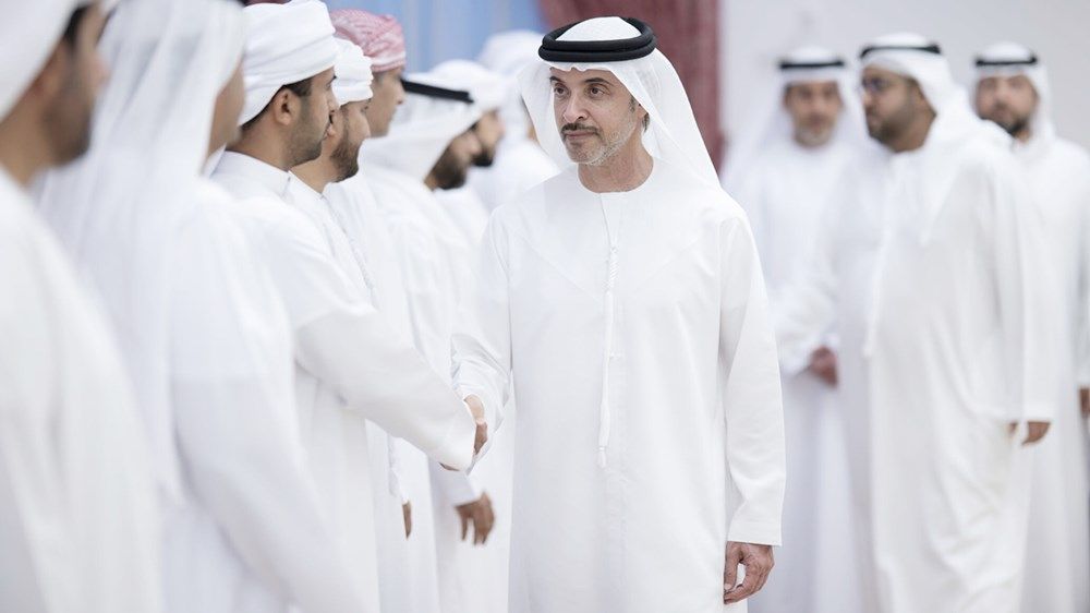 هزاع بن زايد يقدم واجب العزاء في وفاة حارب محمد بن حاذه الكتبي
