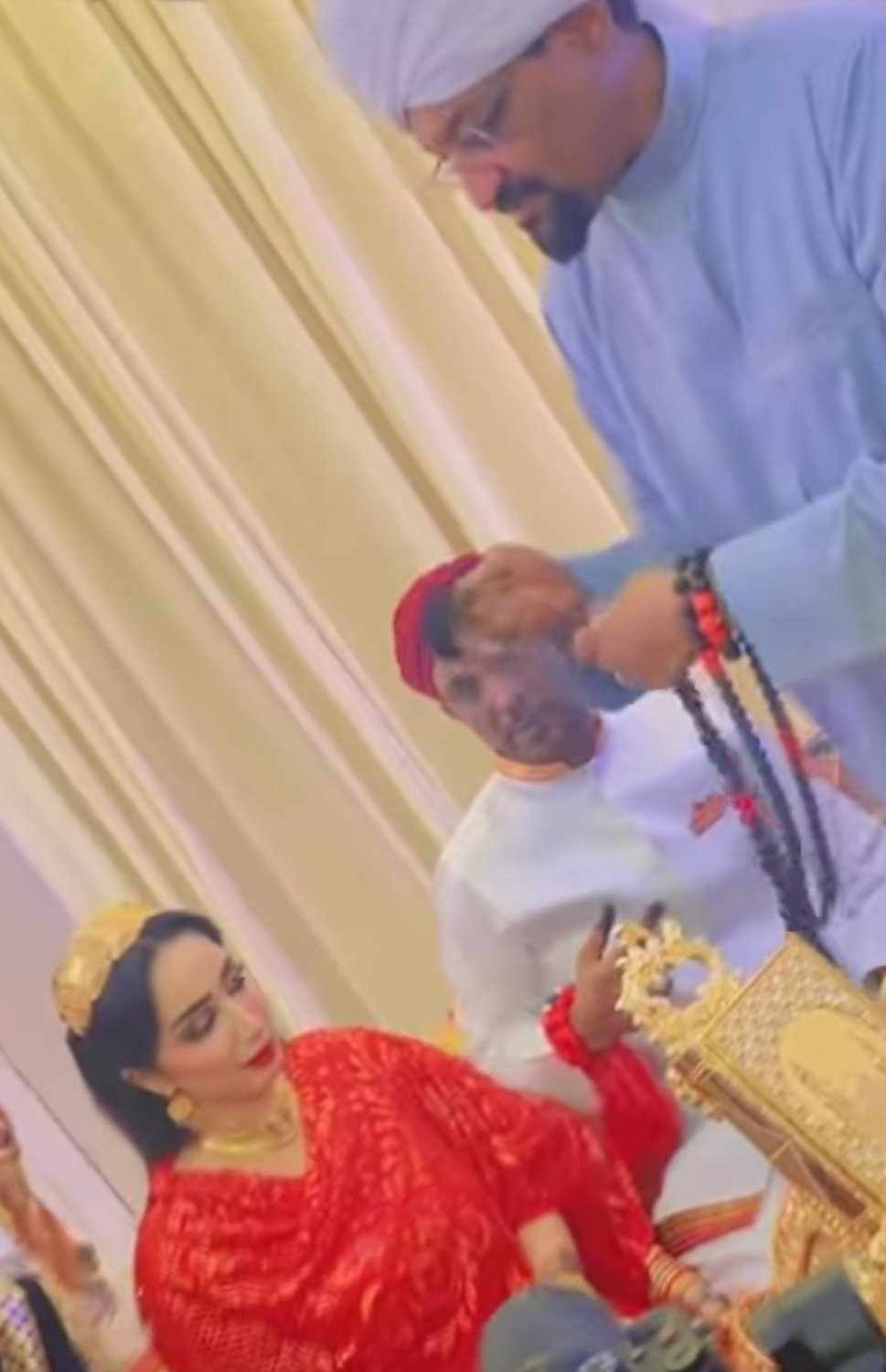شاهد بالصورة والفيديو.. على أنغام الفنانة إنصاف مدني.. شيخ الأمين “يجرتق” عريس سوداني وعروسته