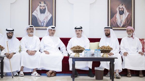 هزاع بن زايد يقدم واجب العزاء في وفاة حارب محمد بن حاذه الكتبي