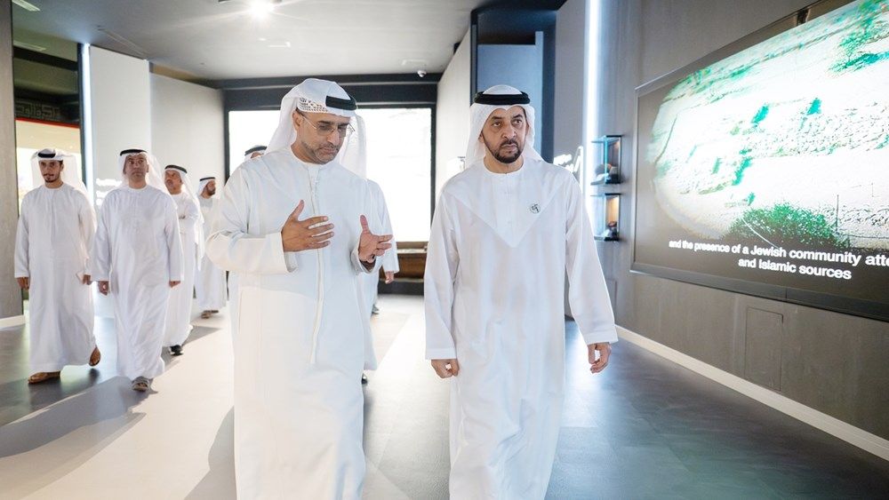 حمدان بن زايد يزور مقر الأرشيف والمكتبة الوطنية