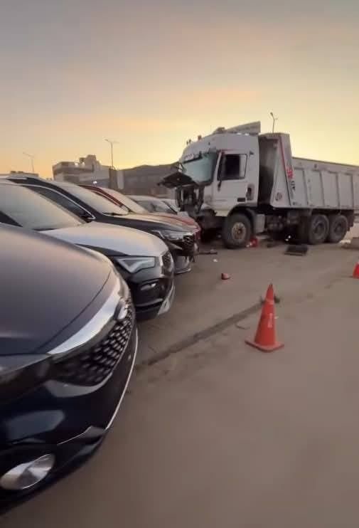 تهشم 7 سيارات بعد اصطدام تريلا بها داخل معرض بالقطامية.. صور
