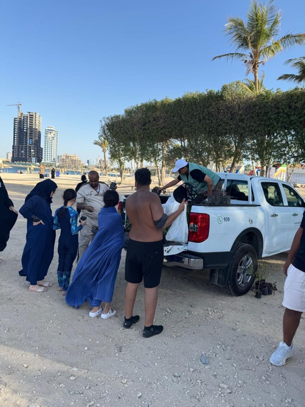 السعودية الخضراء.. توزيع 300 شتلة لمرتادي شاطئ المحازم بجدة