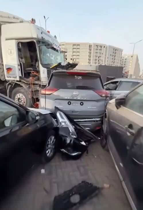 تهشم 7 سيارات بعد اصطدام تريلا بها داخل معرض بالقطامية.. صور