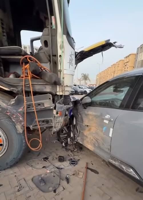 تهشم 7 سيارات بعد اصطدام تريلا بها داخل معرض بالقطامية.. صور