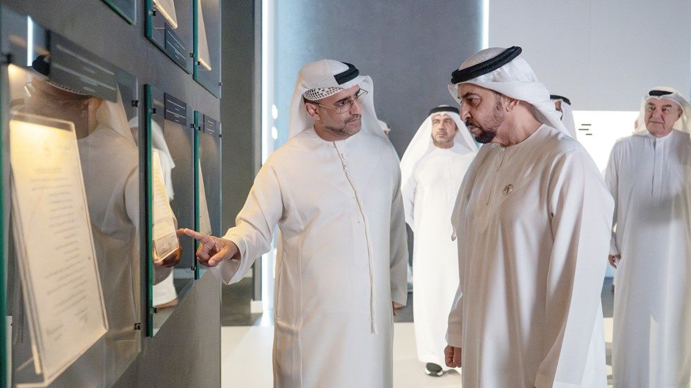 حمدان بن زايد يزور مقر الأرشيف والمكتبة الوطنية