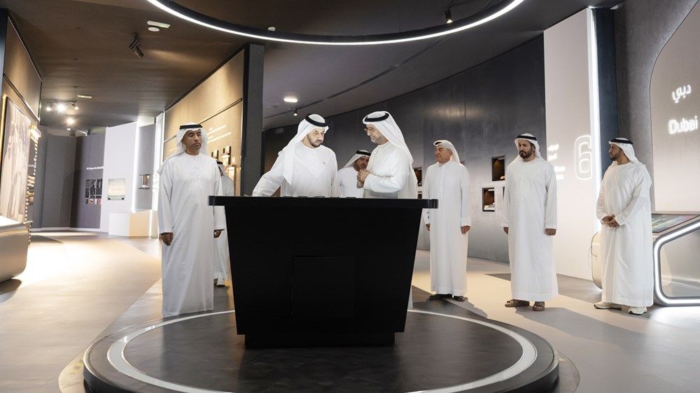 حمدان بن زايد يزور مقر الأرشيف والمكتبة الوطنية