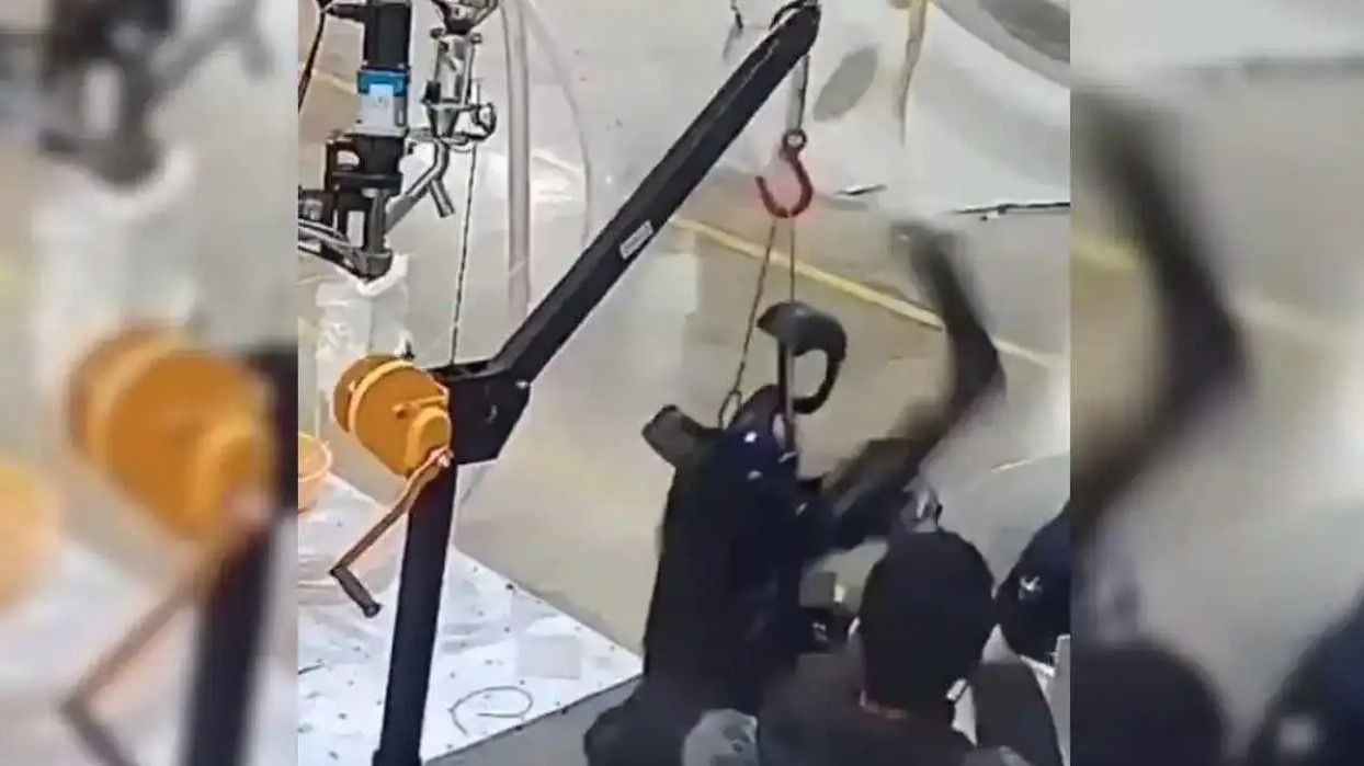 فيديو.."روبوت صيني" يخرج عن السيطرة ويهاجم المبرمجين في حادثة مرعبة!