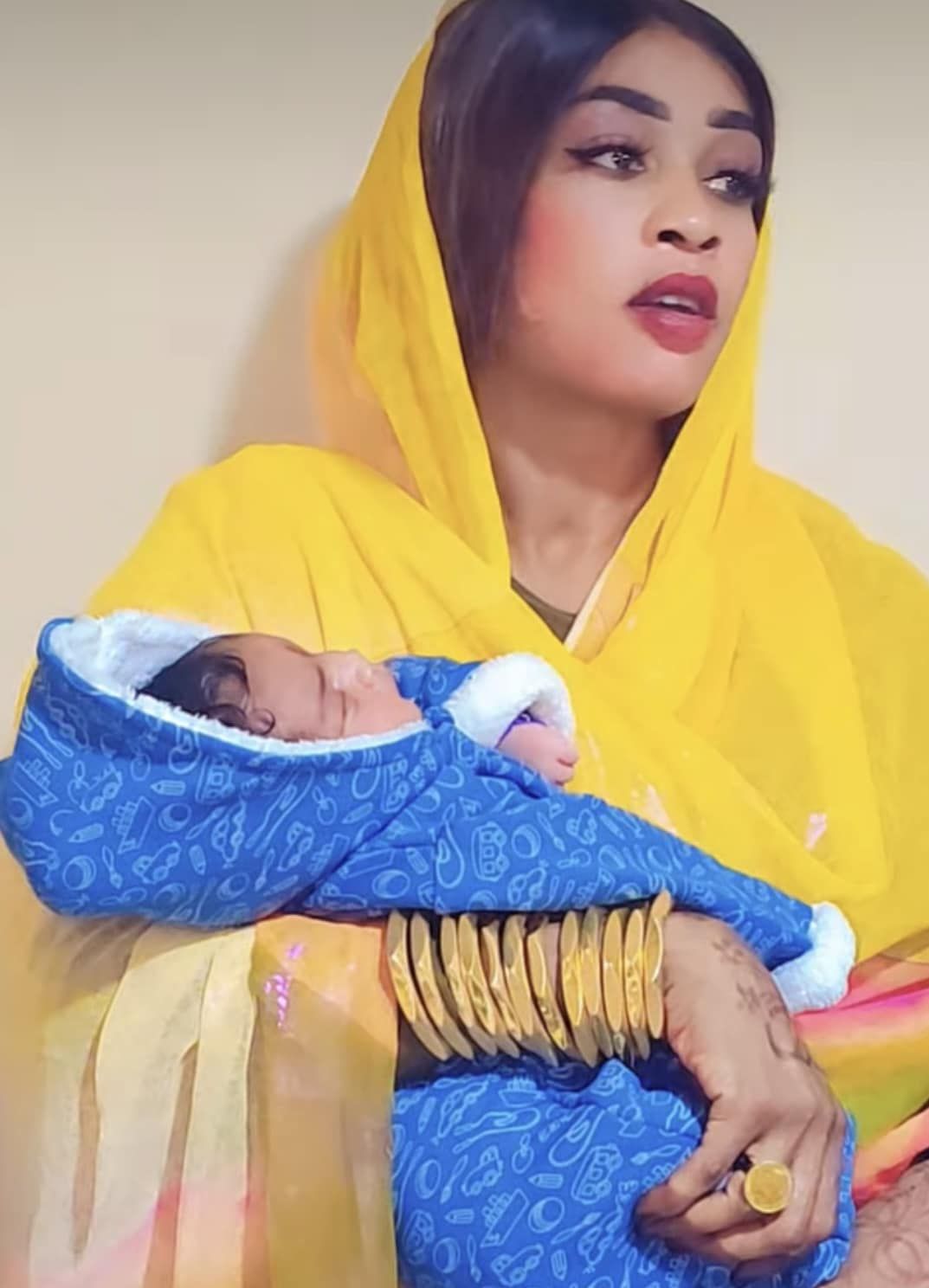 شاهد بالفيديو.. بعد السخرية منها بارتداء الذهب “الفالصو”.. الفنانة مروة الدولة ترد على المعلقين أثناء تقديمها وصلة غنائية في حفل حاشد: (الفالصو مهما لمع حديد)