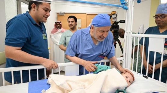 الخليج اليوم .. البدء في عملية فصل التوأم الطفيلي المصري التي تستغرق 11 ساعة