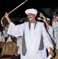 شاهد بالفيديو.. قائد قوات درع الشمال “كيكل” يدخل في وصلة رقص “عفوية” مع (البنيات التلاتة)