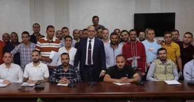 وزير العمل يسلم عقود عمل لمتقدمين على وظائف بالإمارات