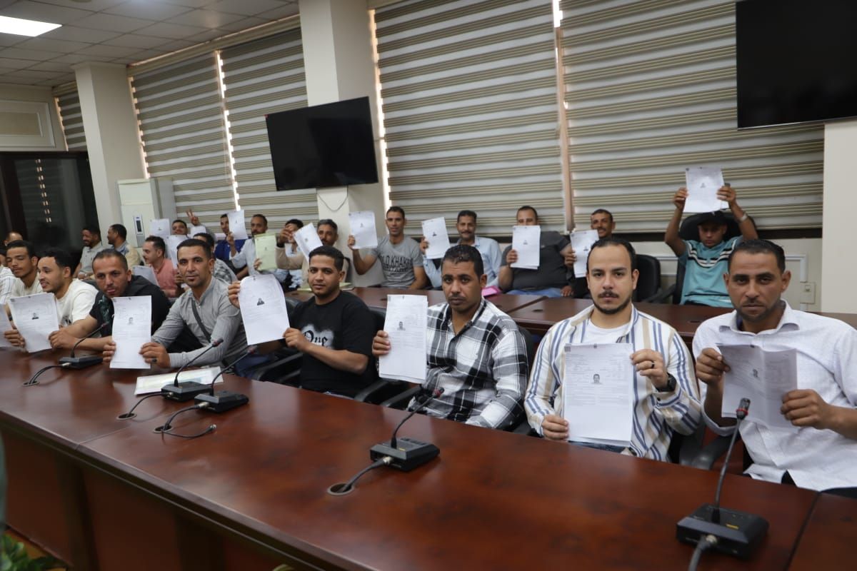 وزير العمل يسلم عقود عمل لمتقدمين على وظائف بالإمارات