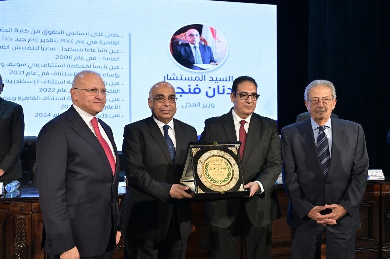 جامعة القاهرة تكرم وزير العدل ورؤساء الهيئات القضائية من خريجيها.. صور