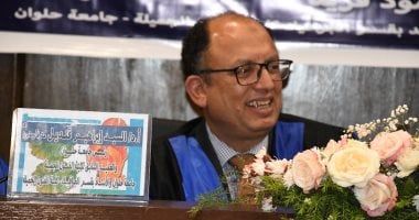 رئيس جامعة حلوان يناقش "فلسفة العلامة التعريفية كعمل إبداعى فى الجرافيك"