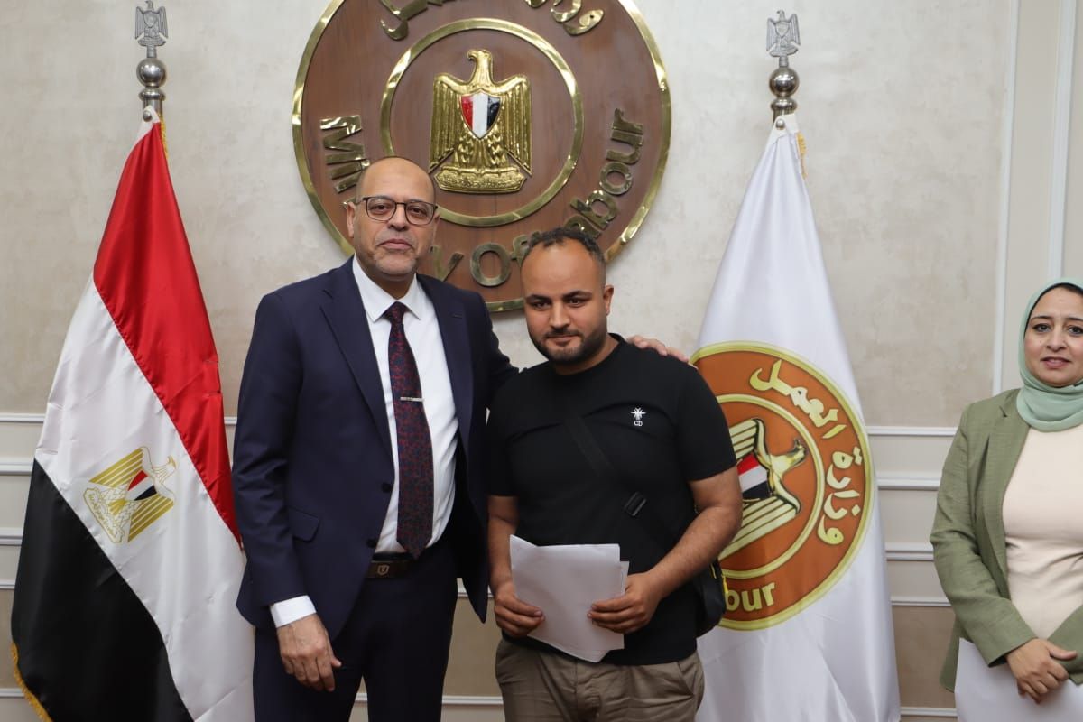 وزير العمل يسلم عقود عمل لمتقدمين على وظائف بالإمارات