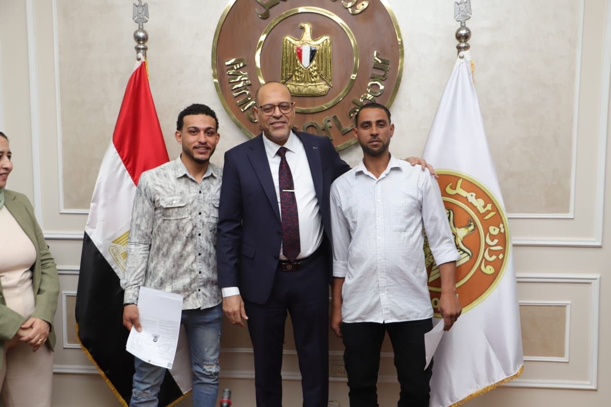 وزير العمل يسلم عقود عمل لمتقدمين على وظائف بالإمارات