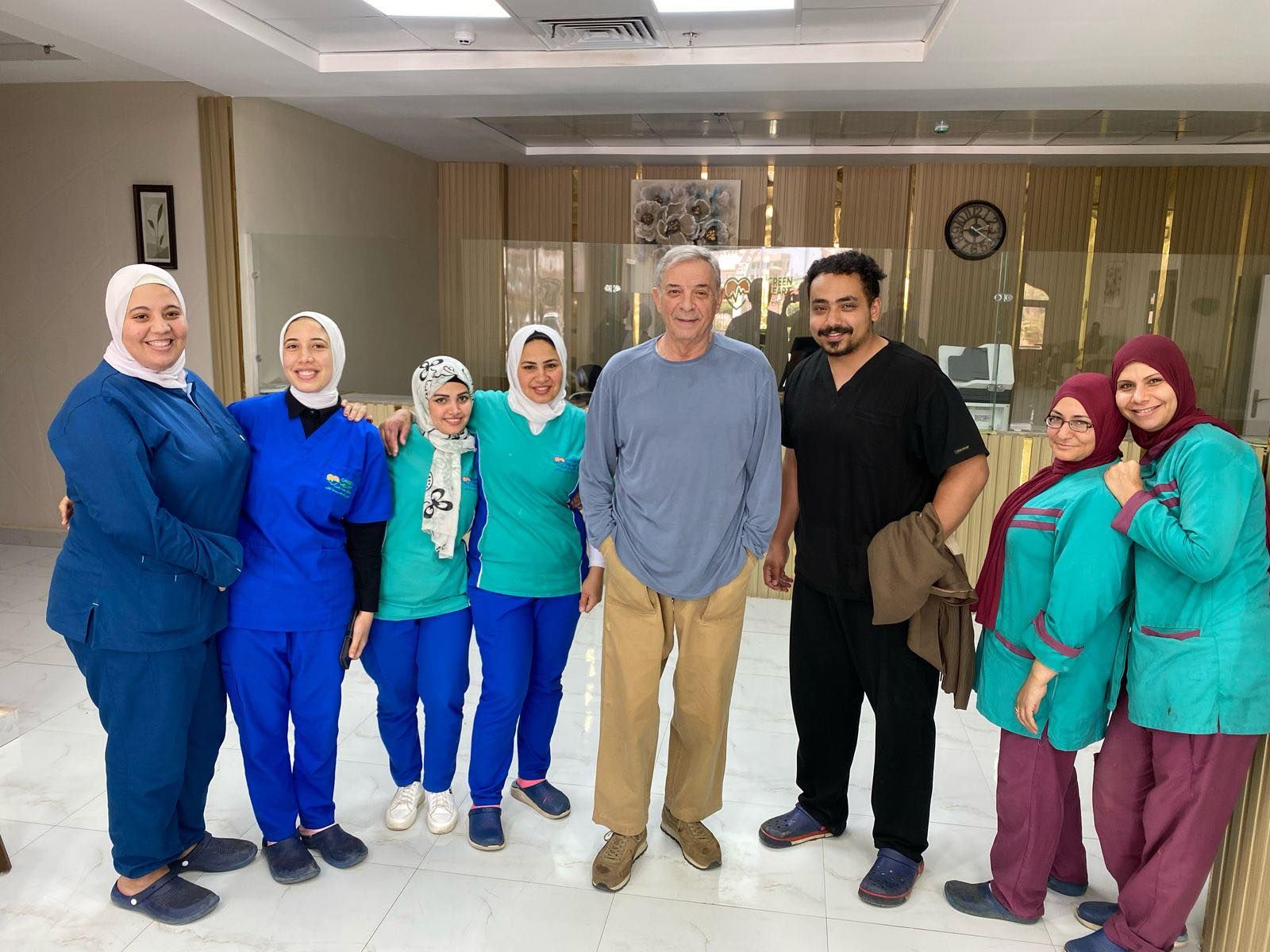 محمود حميدة يزور صبري عبد المنعم للإطمئنان عليه ويلتقط صورة مع الطاقم الطبي