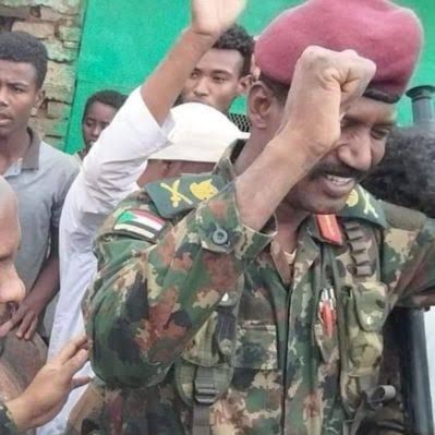 شاهد بالفيديو.. قائد قوات درع الشمال “كيكل” يجلس وسط جنوده ويشاركهم الأكل في وجبة متواضعة عبارة عن (كِسرة بموية)