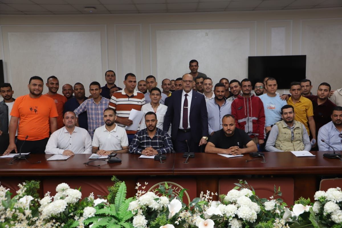 وزير العمل يسلم عقود عمل لمتقدمين على وظائف بالإمارات