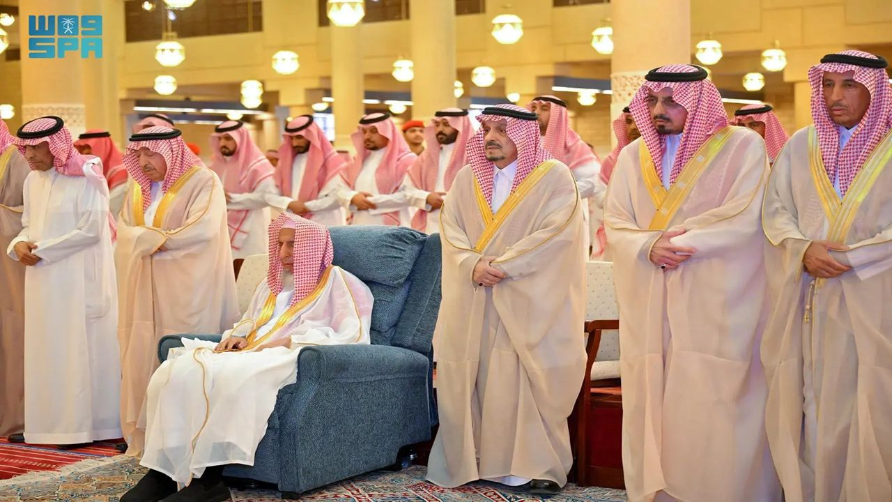 أمير الرياض ونائبه يؤديان صلاة الميت على الأميرة جواهر بنت بندر