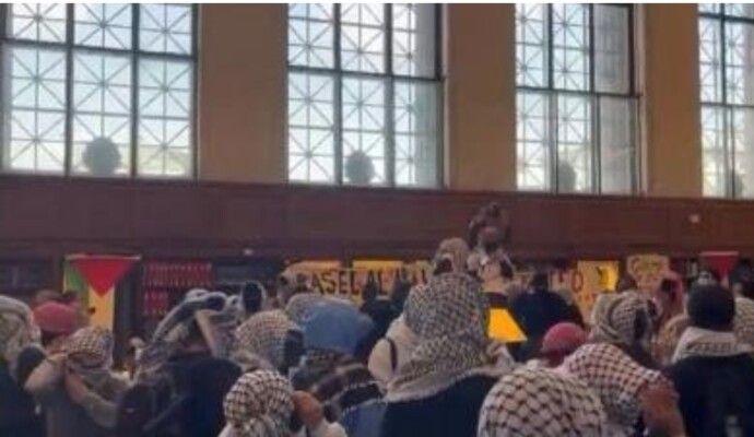 احتجاجات داعمة لفلسطين في جامعة كولومبيا الأميركية وتسليم متظاهرين للشرطة
