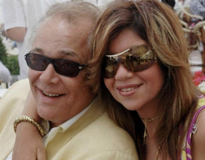 جواز سفر بوسي شلبي اسم الزوج محمود عبد العزيز وتاريخ الإصدار أبريل 2015