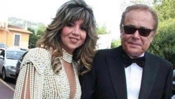 جواز سفر بوسي شلبي اسم الزوج محمود عبد العزيز وتاريخ الإصدار أبريل 2015