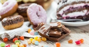10علامات صادمة تدل على إدمانك للسكر.. أبرزها زيادة الوزن ومشاكل الأمعاء