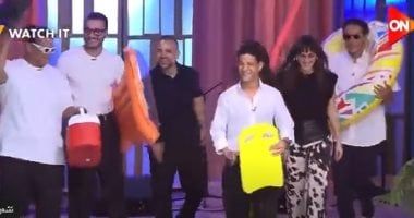 دخلوا بالعوامات.. دخول طريف لأبطال فيلم نجوم الساحل لاستوديو "معكم"
