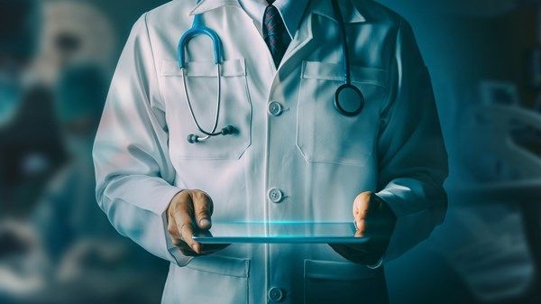 الإمارات تضيء على الإنجازات في مجال الرعاية الصحية