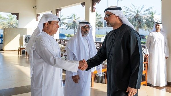 خالد بن محمد بن زايد يُقدِّم واجب العزاء في وفاة محمد سعيد عبدالله القبيسي