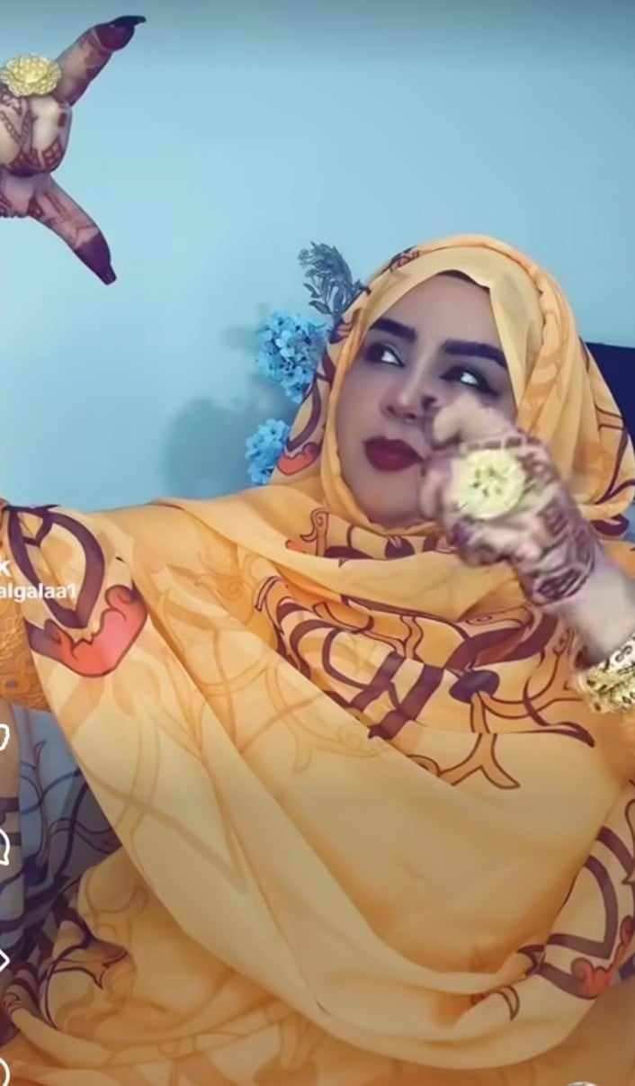 شاهد بالفيديو.. الفنانة ندى القلعة تساعد عمال الدفاع المدني على إخماد نيران “المسيرات” ببورتسودان وتقول: (نحنا الحريقة بقلبنا بنطفيها)