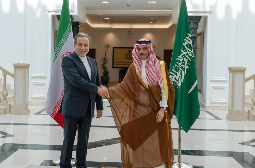 وزير الخارجية يبحث مع نظيره الإيراني التطورات الإقليمية