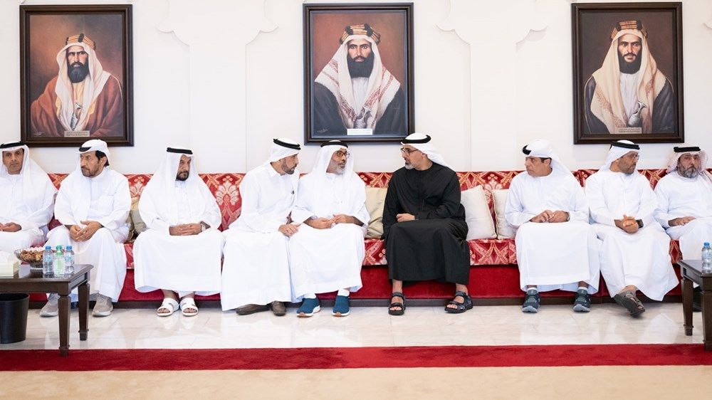 خالد بن محمد بن زايد يُقدِّم واجب العزاء في وفاة محمد سعيد عبدالله القبيسي