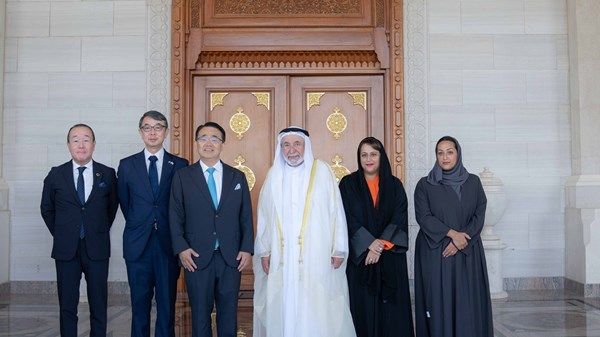 حاكم الشارقة يستقبل محافظ آيتشي اليابانية