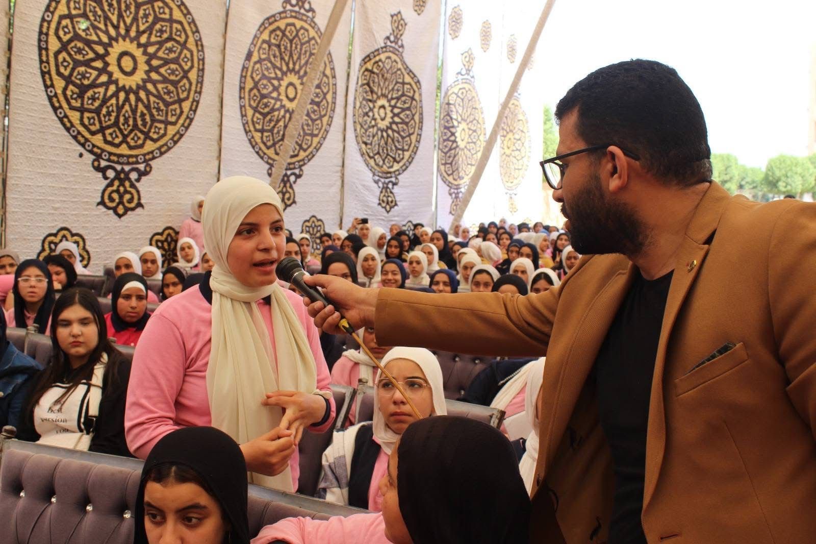 تعليم الجيزة تبدأ تنظيم مراجعات نهائية مجانية لطلاب الشهادة الإعدادية.. صور
