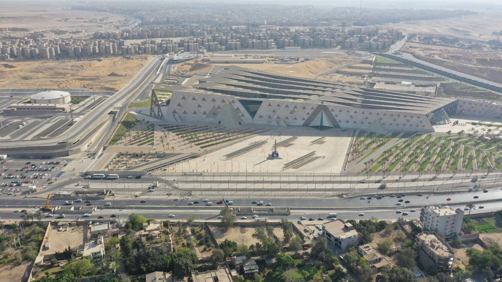 وزارة النقل تقترب من إنهاء التشطيبات الخارجية لمحطة مترو المتحف المصرى.. صور
